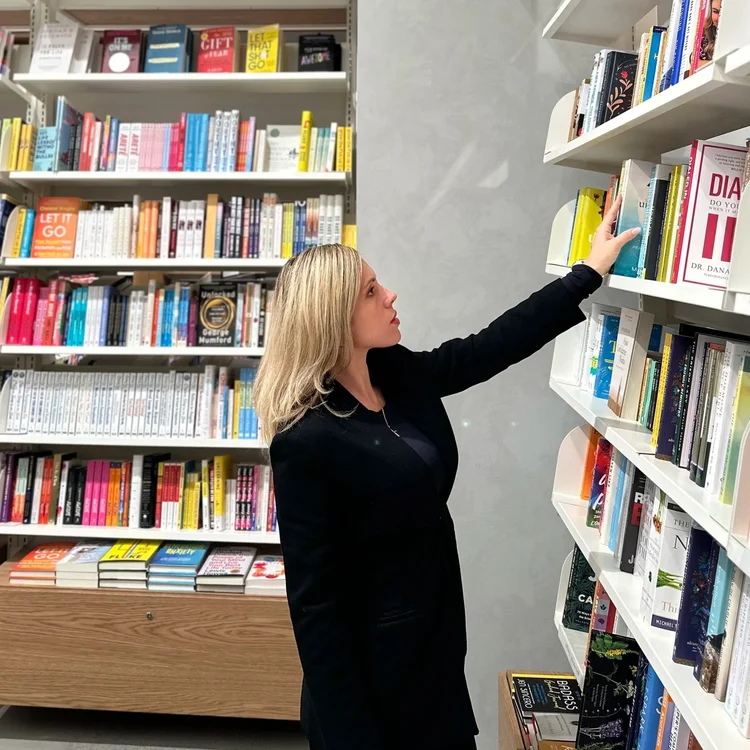 Daly Salermo en una librería