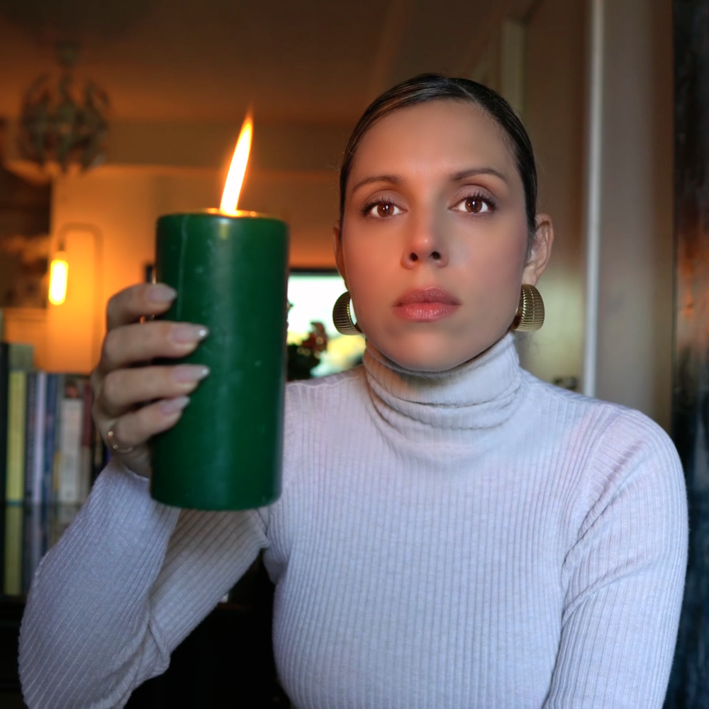 Daly Salermo sosteniendo una vela encendida